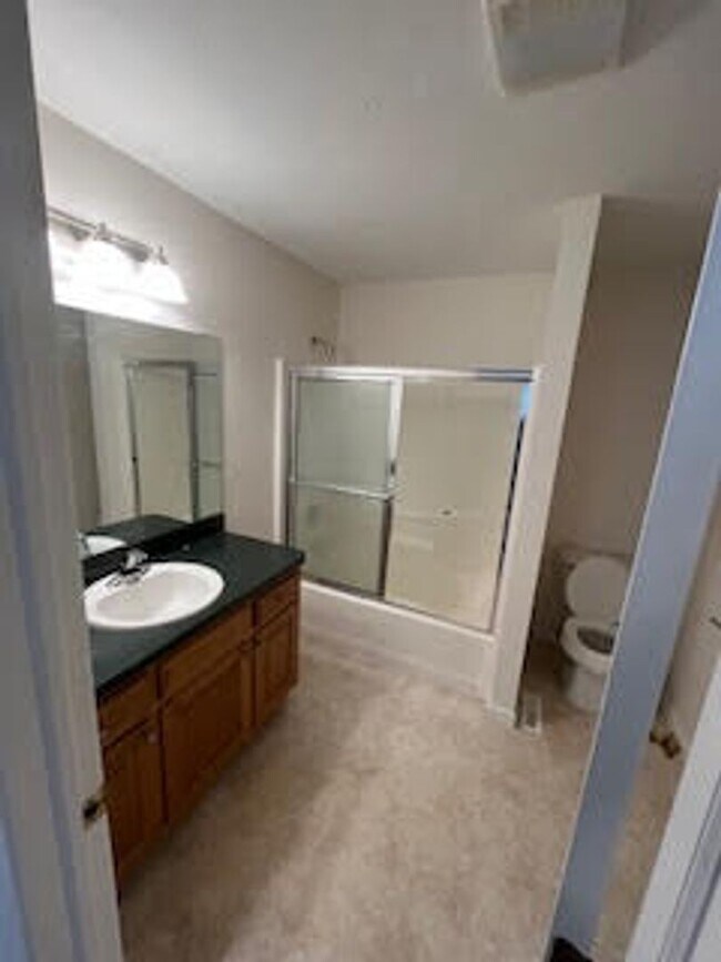 Building Photo - 487 Sparrow Way