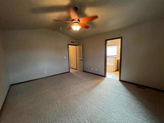 Building Photo - Beautiful single-family home in Berthoud!