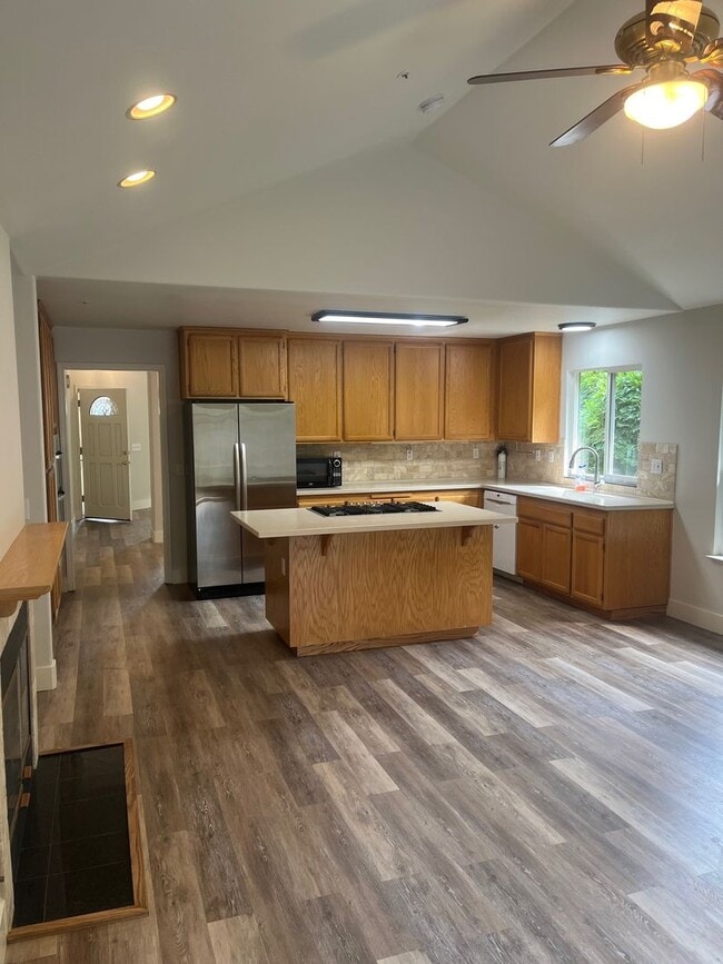 Building Photo - Large Single Level 4 Bedroom 2 Bathroom Home located in Northeast Rohnert Park