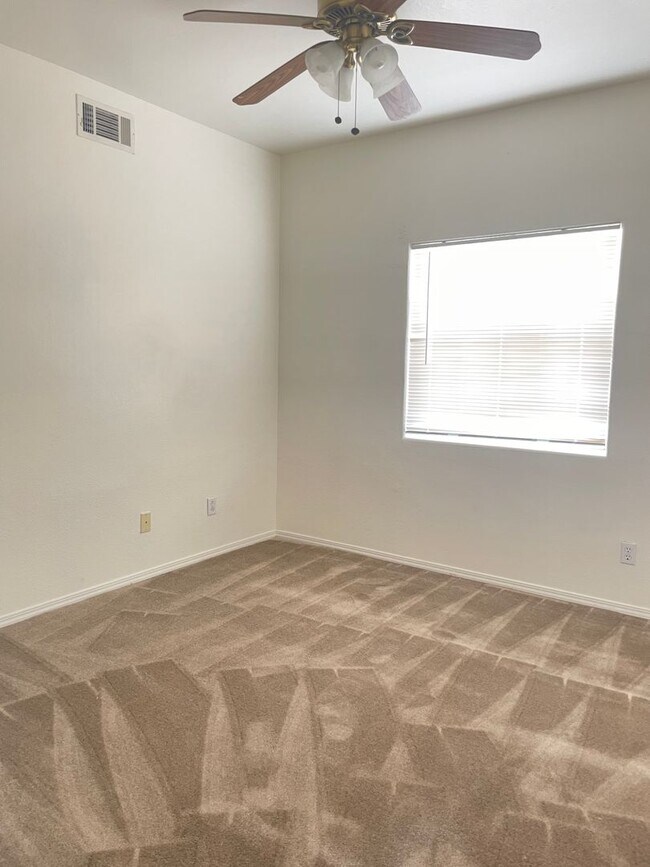 Building Photo - Beautiful open floor plan located in a gat...