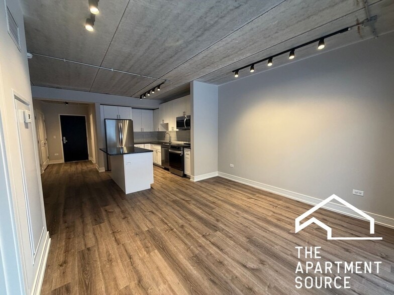 Building Photo - 952 W Carmen Ave