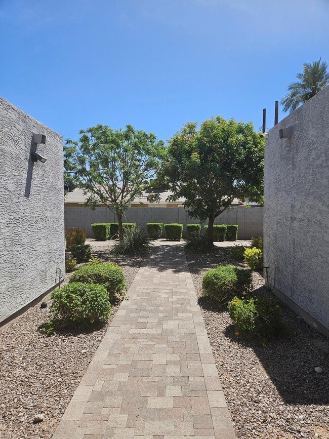 Building Photo - 935 E Roma Ave