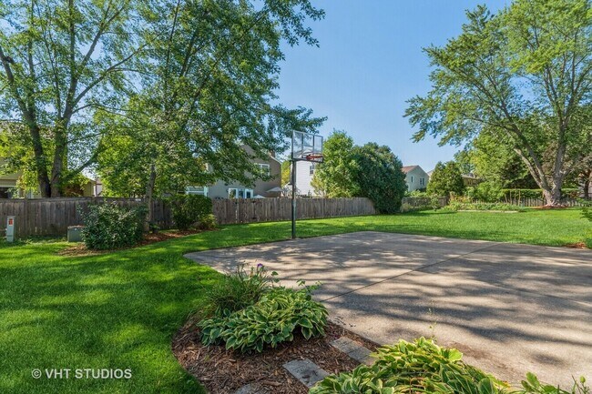 Building Photo - 920 Chaucer Way