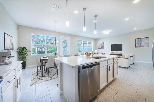 Building Photo - 925 Banyan Dr