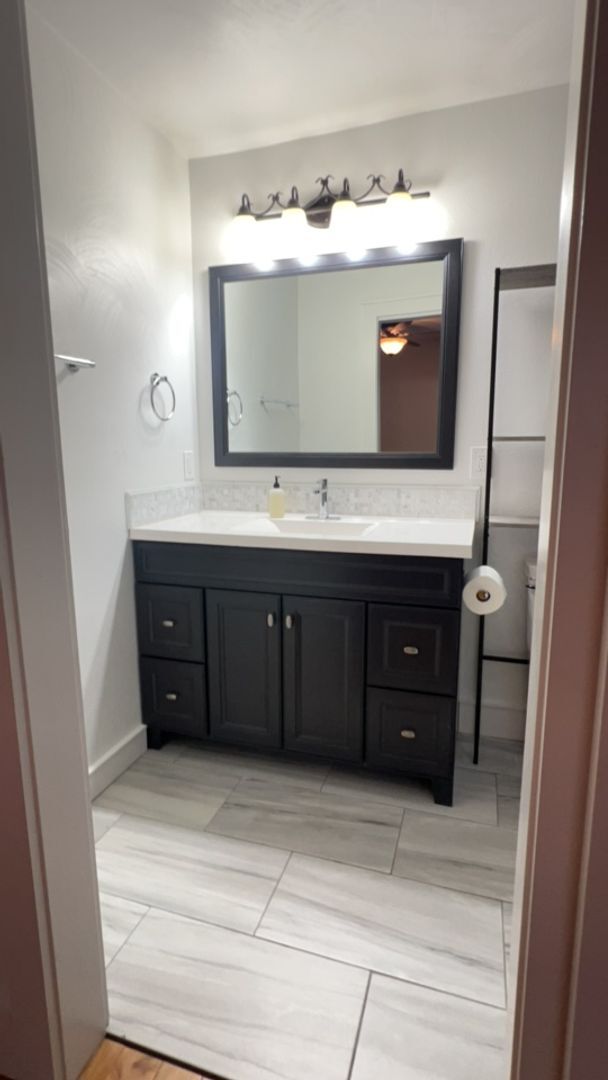 Building Photo - Updated Townhouse backed by National Forest