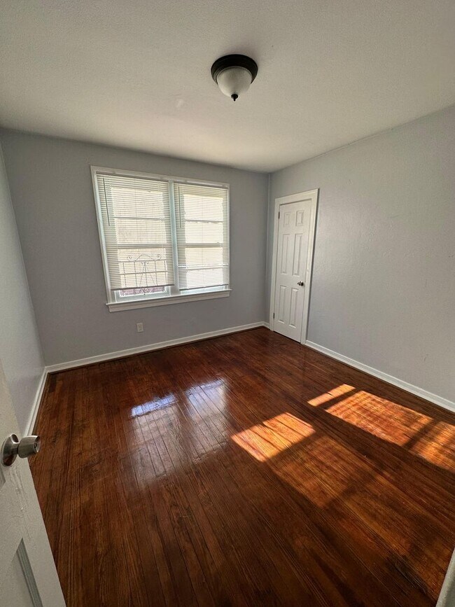 Building Photo - Fully Renovated 3/2 Available for Immediat...