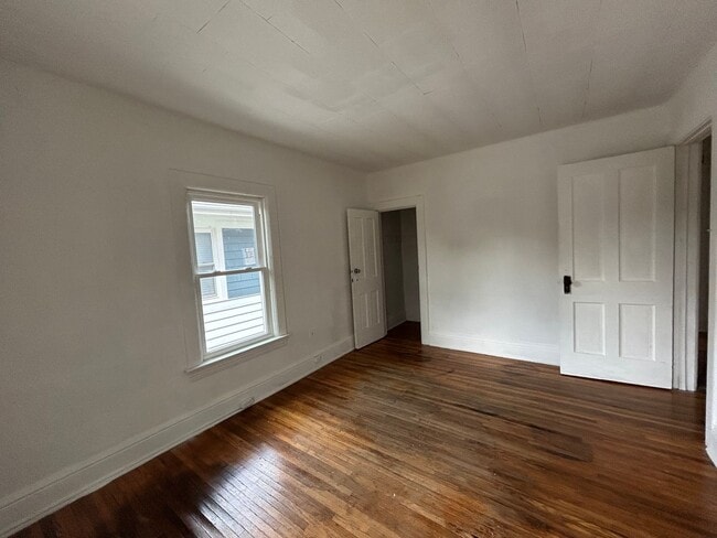 Building Photo - 3-Bedroom, 1-Bathroom Home – RSVP Code Cer...