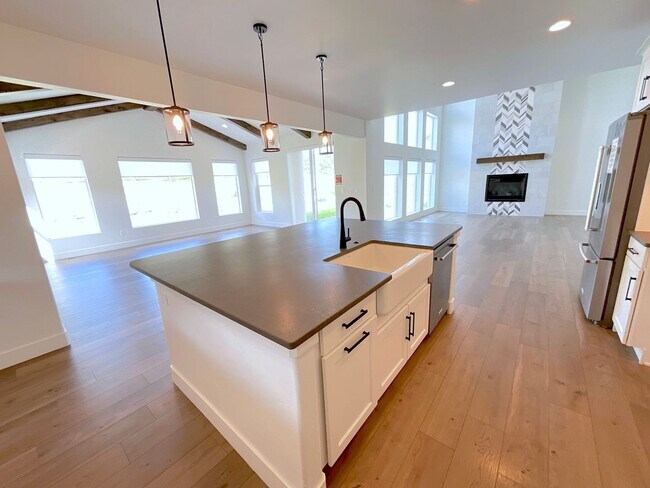Building Photo - 5 Bedroom Home Available Near Baptist Rd &...