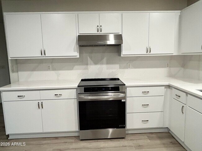 Building Photo - 10542 W Alvarado Rd