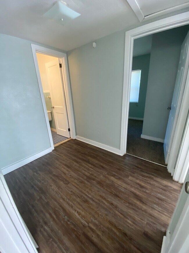 Building Photo - Cottage Home in Seminole Manor