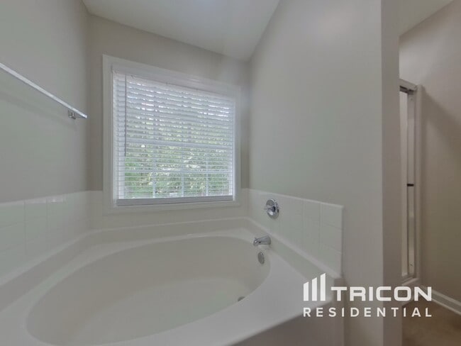 Building Photo - 222 Castlebury Dr
