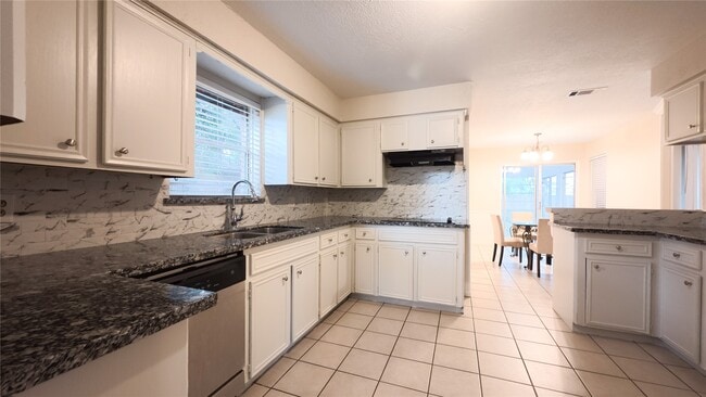 Building Photo - 2027 Whispering Springs Dr