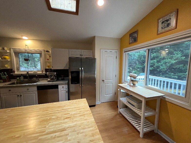 Building Photo - 377 Sir Chandler Dr