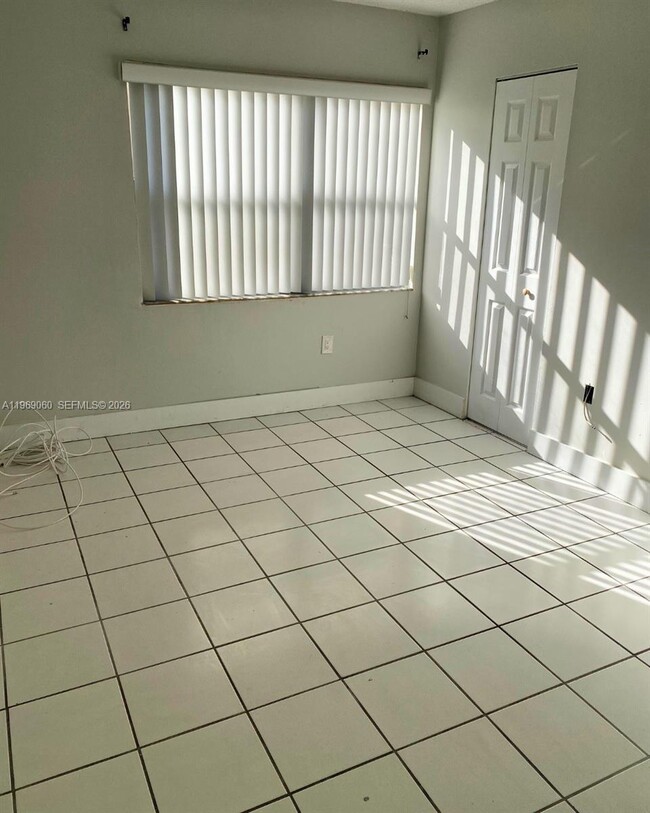 Building Photo - 680 W Park Dr