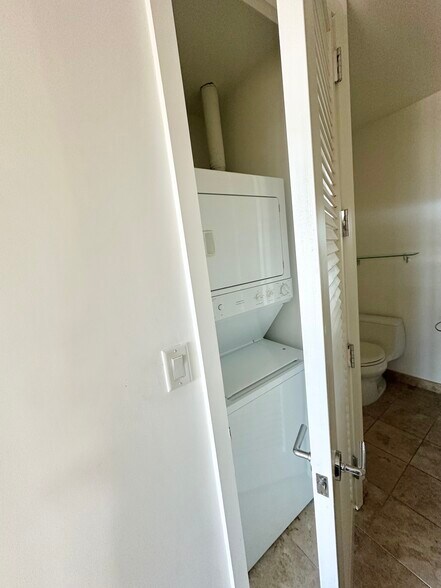 Building Photo - 175 Huguenot St