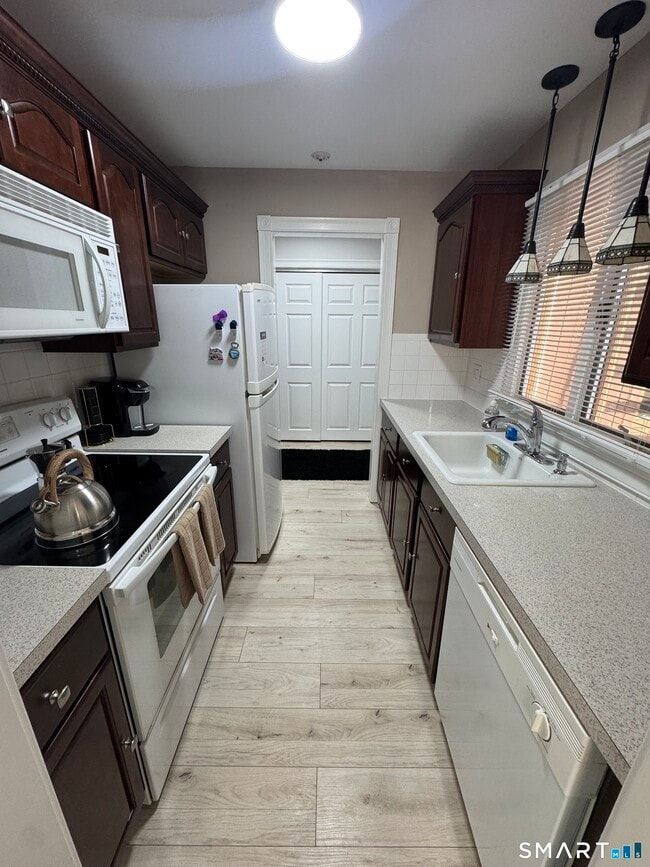 Building Photo - 136 Deer Hill Ave