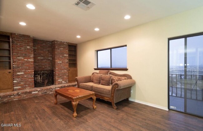 Building Photo - 1055 Lakeview Dr