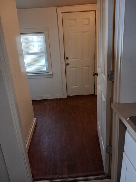 Building Photo - 812 W Main St