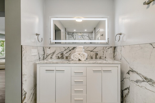 Building Photo - 400 Tequesta Dr