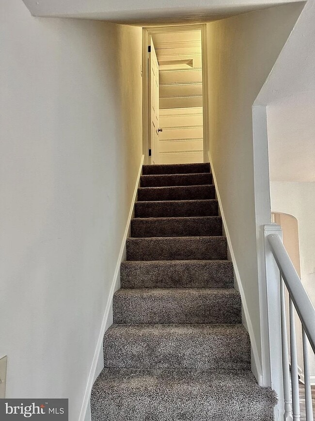 Building Photo - 602 E Maple St