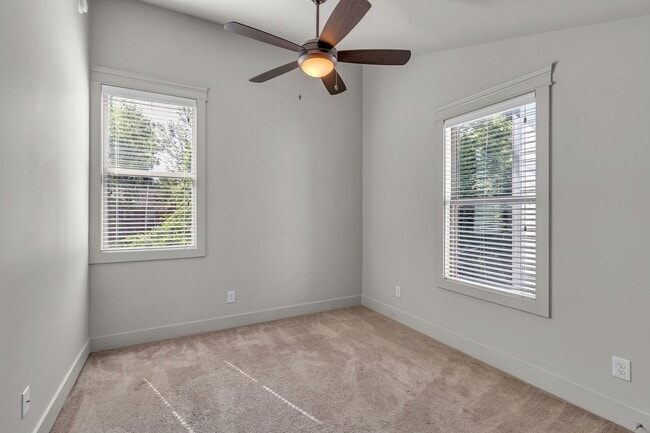 Building Photo - Modern Townhome Living in the Heart of Wed...