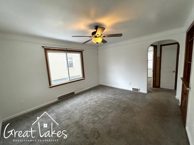 Building Photo - Charming 2 Bedroom 1 Bathroom now available for rent