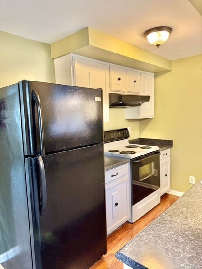 Building Photo - 120 Hinsdale St