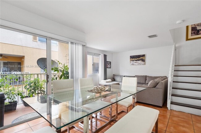 Building Photo - 6205 SW Kendale Lakes Cir