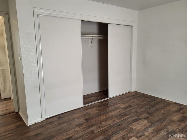 Building Photo - 2864 Country Club Dr