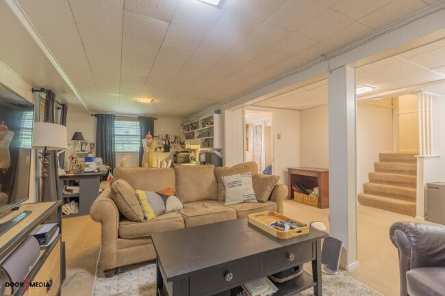 Building Photo - Short Term Furnished Rental -3 Bedroom Spl...