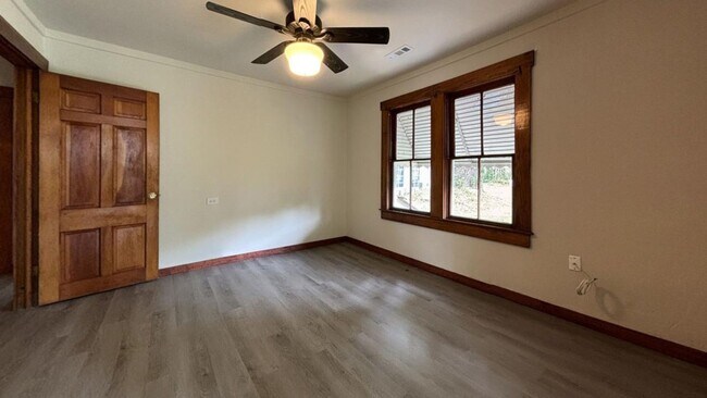 Building Photo - 3 bedroom / 1 bath ~ Renovated Home