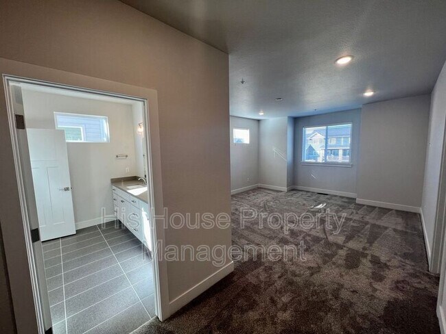 Building Photo - 4125 24th Street Rd
