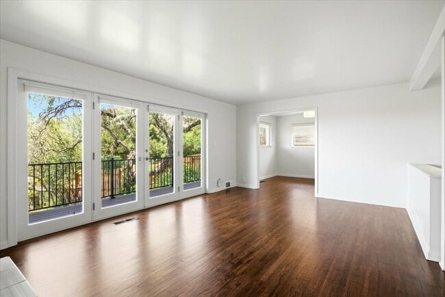 Building Photo - 3036 Sequoia Dr