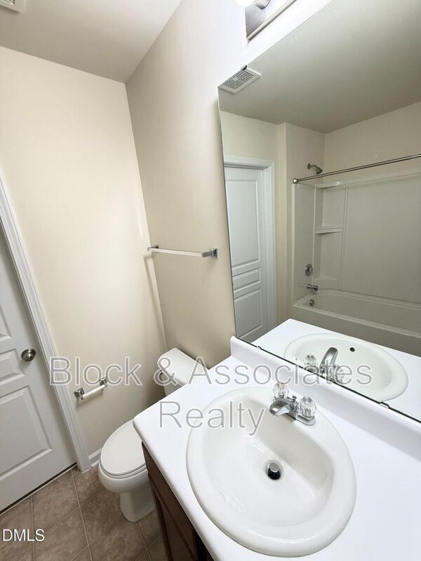 Building Photo - 8527 Quarton Dr