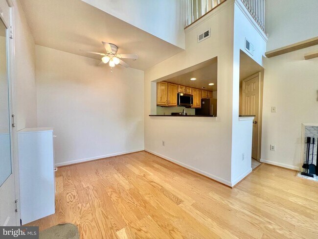 Building Photo - 927 Hillside Lake Terrace