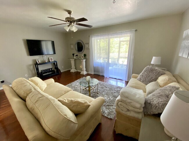 Building Photo - 251 Orange Grove Dr