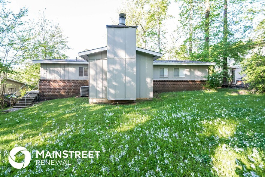 Building Photo - 1309 Lake Ln NE