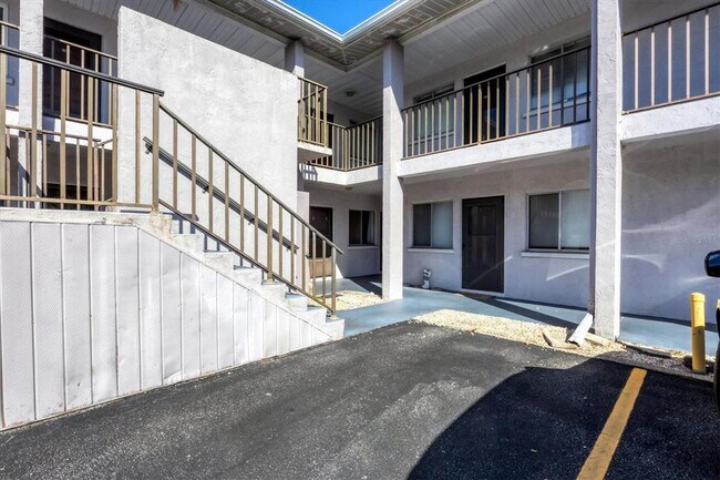 Building Photo - 3101 Bee Ridge Rd