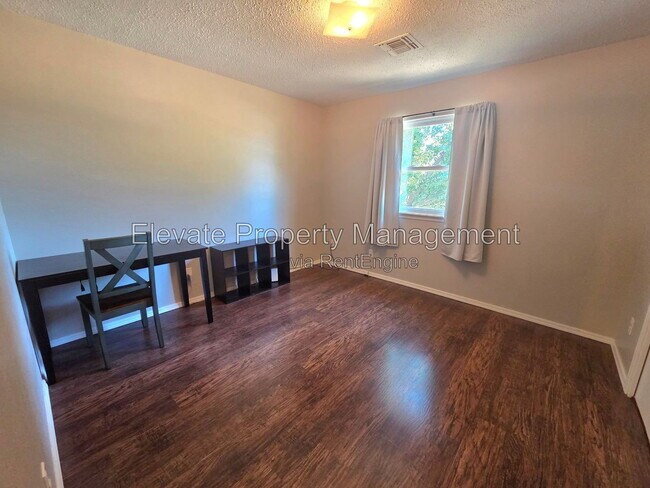 Building Photo - 4225 Clendon Way