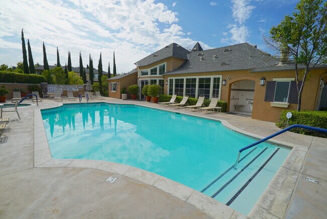Building Photo - Bordeaux 1 + 1 Condo in Santa Clarita!