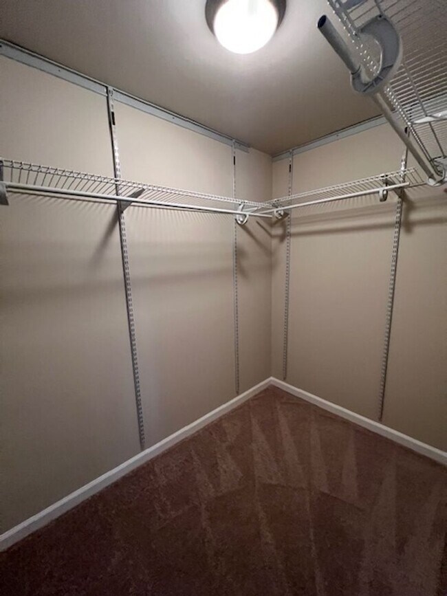 Building Photo - TOP LEVEL 2 BEDROOM 2 BATH CONDO IN FARMINGDALE ESTATES