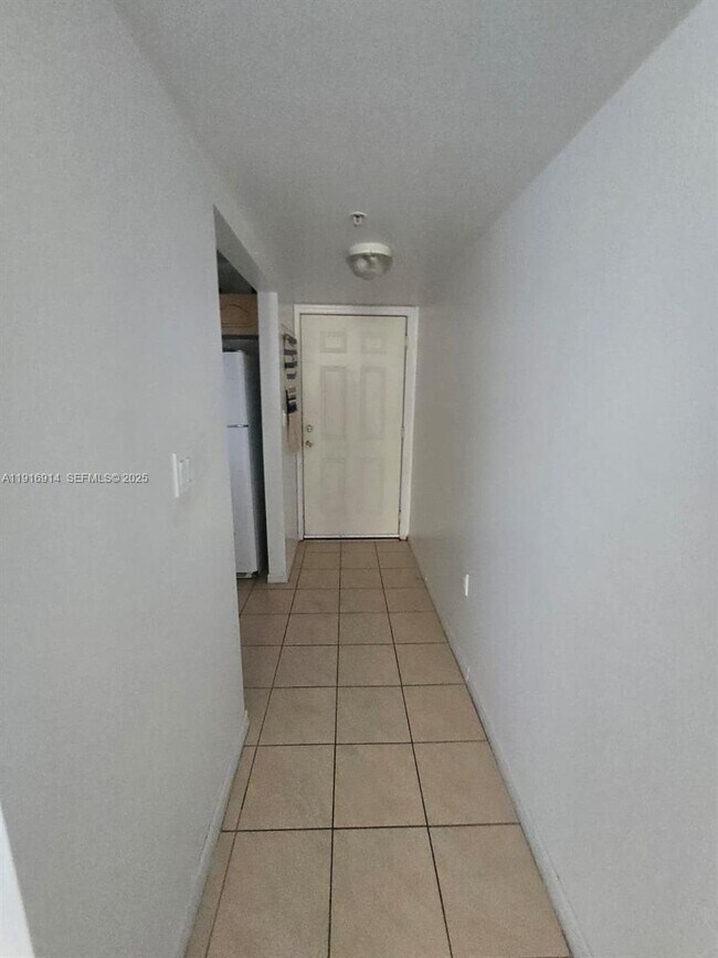 Building Photo - 102 SW 6th Ave