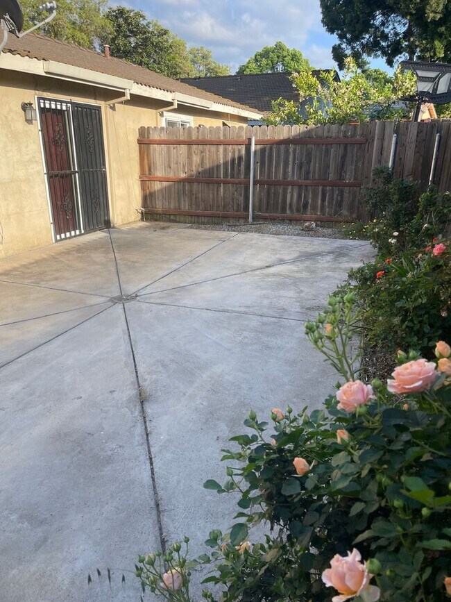 Building Photo - Updated HalfPlex Ready To Move In