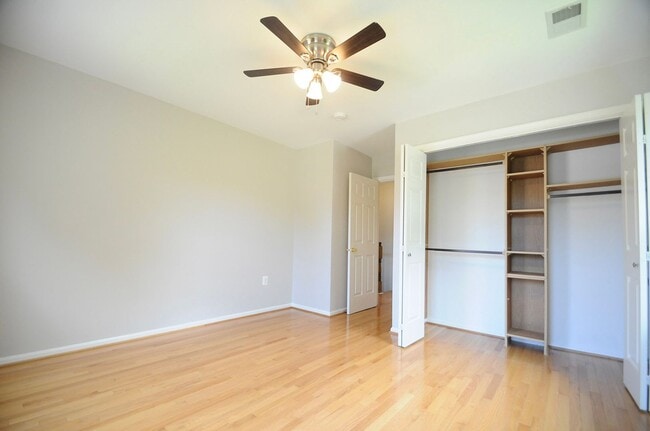 Building Photo - Classic 4 Bed 3.5 Single Family Home Sitti...