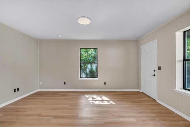 Building Photo - 104 N Oneal St