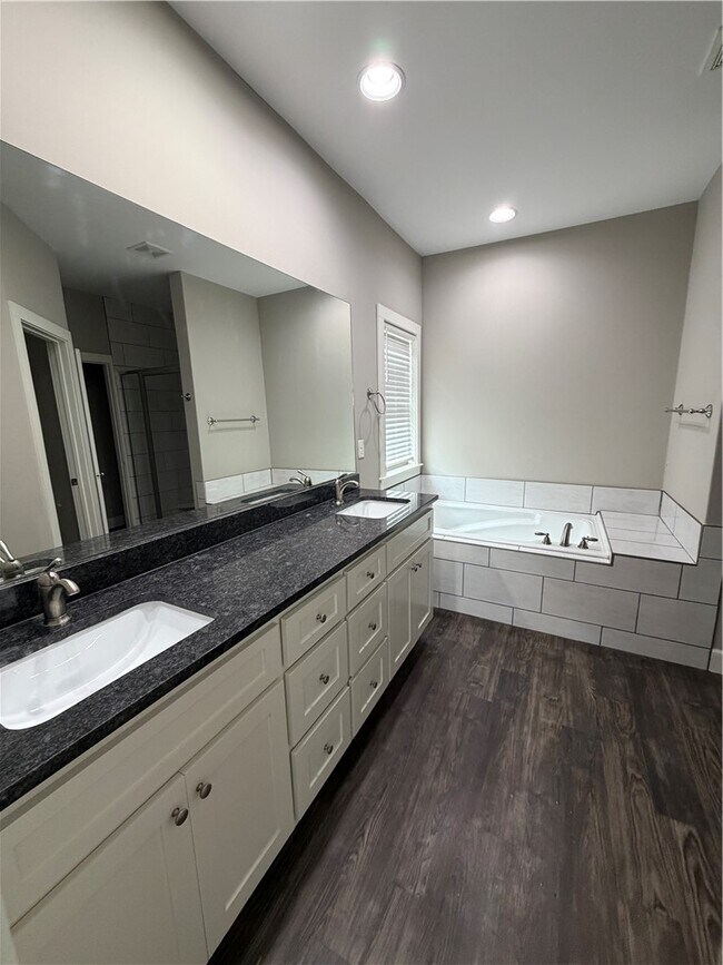 Building Photo - 2055 E Peppervine Dr
