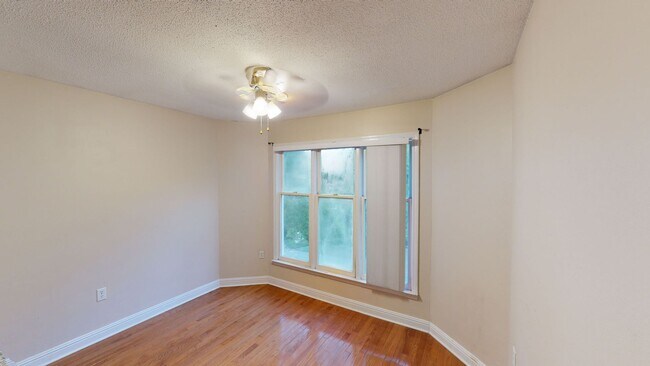 Building Photo - Wonderful Uptown renovated top floor condo!