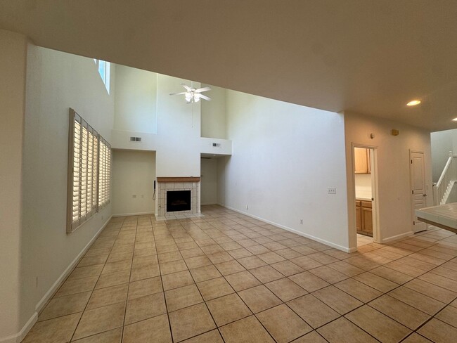 Building Photo - 5781 E Kaviland Ave