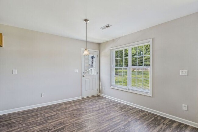 Building Photo - Beautifully Updated 3-Bedroom Home in Gree...