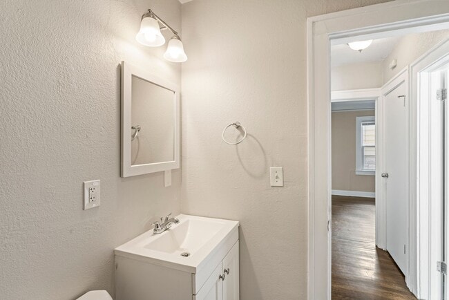 Building Photo - Affordable 2-Bed Home in Kansas City — Hardwood Floors, Porch & Pet-Friendly! 1/2 off Second Mont...